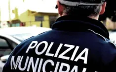 Trova la multa sul parabrezza e non sposta l'auto: il giorno dopo scatta la seconda sanzione
