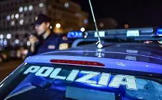 Aggredisce un giovane, poi si scaglia contro i poliziotti e devasta gli uffici: arrestato 38enne