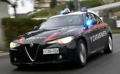 Lite in condominio finisce a minacce: settantenne affronta i vicini con un martello