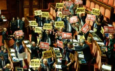 Via libera al Senato sulla nuova legge elettorale: ok a premio di maggioranza e candidato premier. L'opposizione: &laquo;E' legge truffa&raquo;