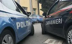 Trovato morto in casa da diversi giorni: tragedia e mistero per un sessantenne