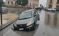 Auto sprofondata nella voragine ad Agrigento: l'automobilista fa causa al Comune e alla ditta