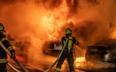 Porto Empedocle, fiamme in piazza Vittorio Pozzo. Due auto distrutte dal rogo: giallo sulle cause e niente telecamere