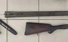 Il postino in pensione con il pallino di armi e droga: in auto un fucile rubato in Spagna, a casa 1.8 chili di cocaina