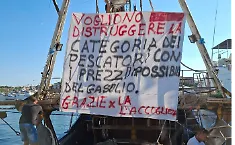 Il pressing della politica sui pescatori siciliani che vogliono bloccare lo Stretto: &laquo;Tentano di dividerci&raquo;