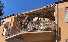 Paura a Sciacca: cede parte della copertura e precipita sul balcone del terzo piano
