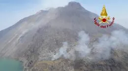 Stromboli: nuova colata nelle aree sommitali, continuano le fontane di lava