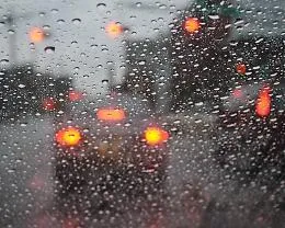 Forte temporale in citt&agrave; e in provincia: strade allagate, alberi crollati e automobilisti soccorsi