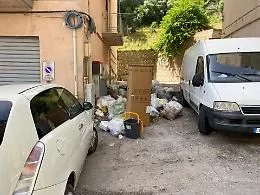 Discarica abusiva a cielo aperto a due passi dall'asilo: la vergogna di via Papa Luciani che offende Agrigento