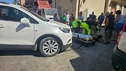 Investita al mercatino del gioved&igrave; mentre fa la spesa: paura per una donna travolta da un'auto