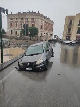 Auto sprofondata nella voragine ad Agrigento: l'automobilista fa causa al Comune e alla ditta