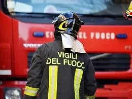 Sciacca, incendio doloso distrugge il mezzo di un operaio: trovata la bottiglia con la benzina