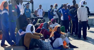 Dramma in mare, salvati 24 migranti: grave una bimba di 3 anni. Sbarco d'urgenza a Lampedusa