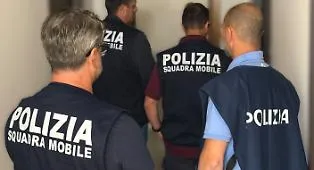 Tangenti fino a 5mila euro per il passaporto italiano: scattano arresti e interdizioni