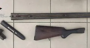 Il postino in pensione con il pallino di armi e droga: in auto un fucile rubato in Spagna, a casa 1.8 chili di cocaina