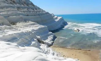 L'immagine della Scala dei Turchi finisce in uno spot: il Comune diffida azienda che produce acqua minerale