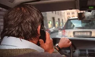 Cellulare alla guida, pugno duro della Polizia locale: ritirate 30 patenti