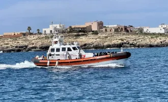 Notte di arrivi a Lampedusa: 26 migranti soccorsi al largo, la rotta libica parte da 4mila euro