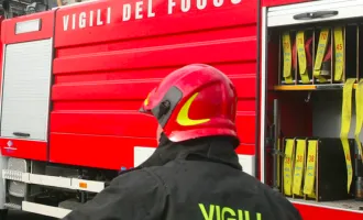 Campobello di Licata, notte di fuoco in via Vittorio Veneto: auto distrutta dalle fiamme e palazzina danneggiata