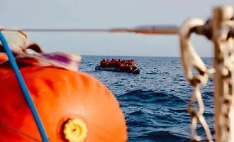 Lampedusa, nuovi sbarchi all'alba: sull'isola in 93, molti i minori da curare