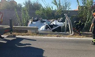 Furgone del servizio idrico sbatte sul guardrail e vola nella scarpata: ferito il conducente