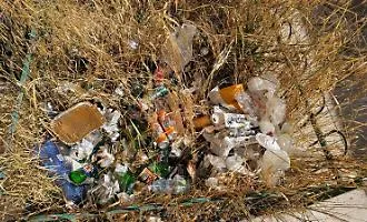Agrigento, aiuole come discariche a Porta di Ponte: vergogna e rabbia nel centro storico
