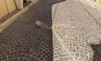 Crolla un cornicione in via Atenea: passanti sfiorati dai calcinacci, sfiorata la tragedia