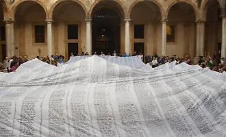 Il "Sudario per la pace" abbraccia Sciacca: diciottomila nomi per non dimenticare Gaza