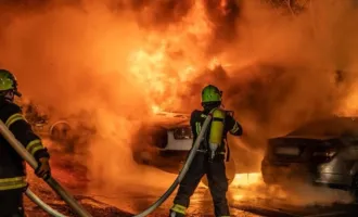 Porto Empedocle, fiamme in piazza Vittorio Pozzo. Due auto distrutte dal rogo: giallo sulle cause e niente telecamere