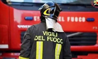 Sciacca, incendio doloso distrugge il mezzo di un operaio: trovata la bottiglia con la benzina