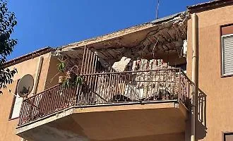 Paura a Sciacca: cede parte della copertura e precipita sul balcone del terzo piano