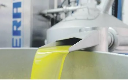 La crisi dell'olio d'oliva: silos pieni, prezzi dimezzati e la minaccia delle importazioni estere