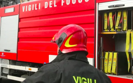 Agrigento, maxi incendio nell&rsquo;autoparco di una ditta: quattro mezzi distrutti dalle fiamme