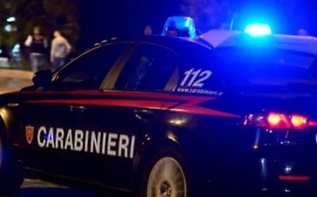 Motoape senza assicurazione, fermati padre e figlio: &egrave; guerriglia urbana contro le forze dell'ordine