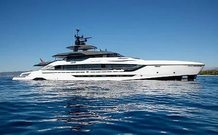 Mega yacht e cena da re: ma il miliardario lascia solo 5 euro di mancia