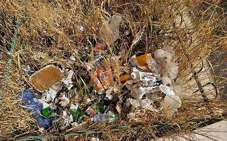 Agrigento, aiuole come discariche a Porta di Ponte: vergogna e rabbia nel centro storico