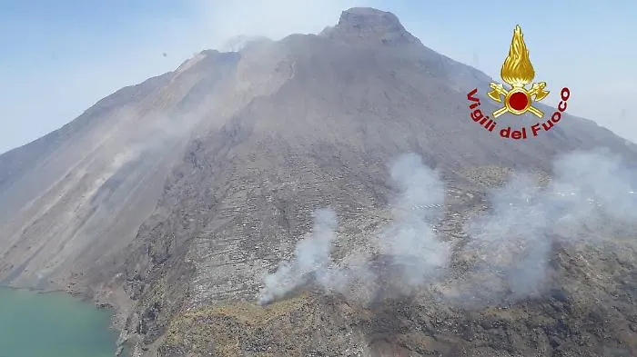 Stromboli: nuova colata nelle aree sommitali, continuano le fontane di lava