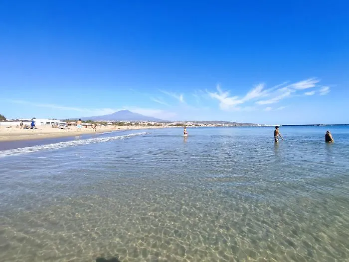 Estate infinita alla Plaia di Catania: centinaia di bagnanti anche a fine ottobre. E c'e anche il &laquo;cocco bello&raquo;