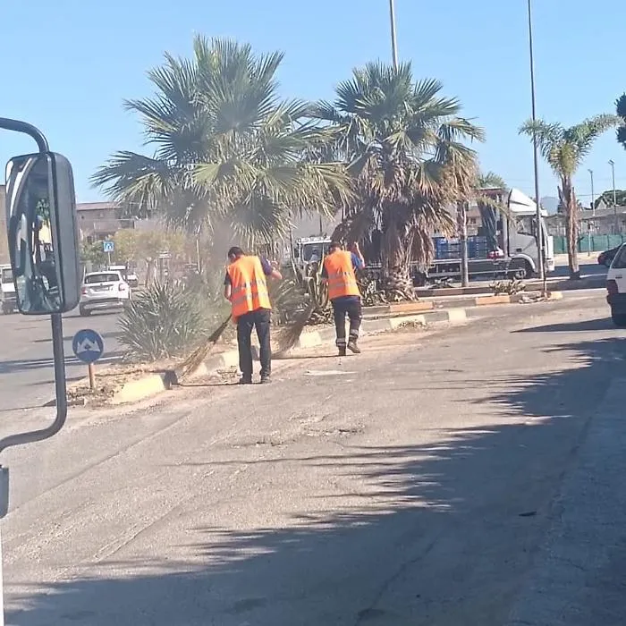 Favara, scatta il piano diserbo contro il degrado urbano: decisivo l'intervento dei lavoratori dell'Esa