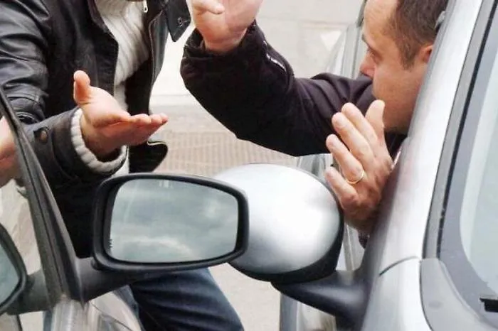 Il finto urto e la richiesta di denaro in contanti: studente ventenne cade nella truffa dello specchietto
