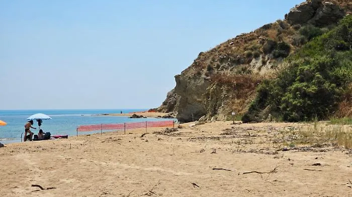 Crolla una parte del costone: spiaggia off limits ma il divieto &egrave; ignorato dai bagnanti 