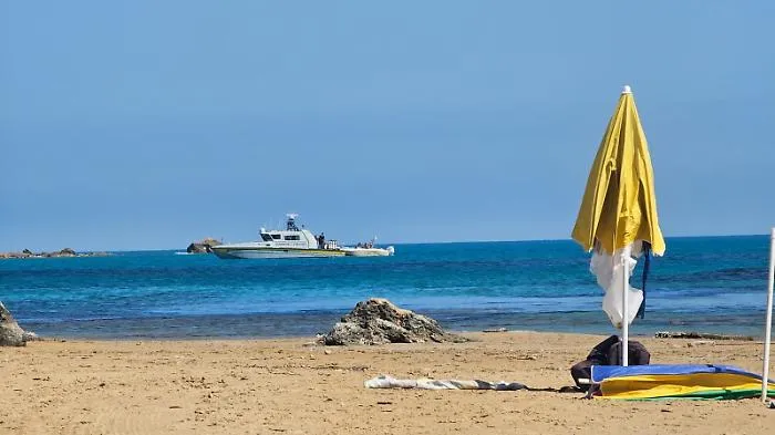 Barche e gommoni troppo vicini alle spiagge: scatta una raffica di multe per i diportisti indisciplinati