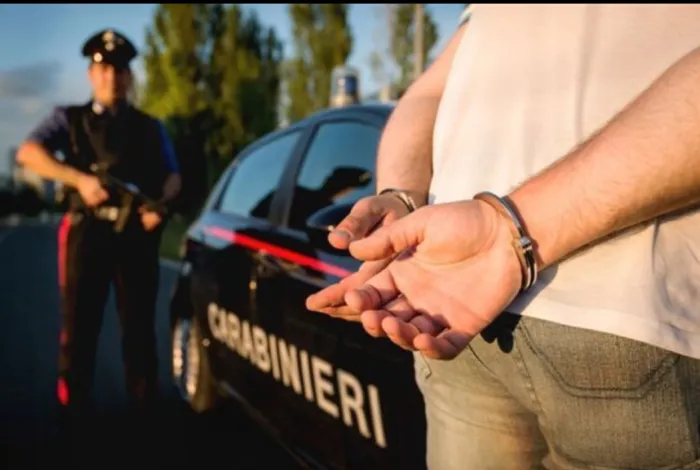 Licata, perseguita e minaccia i genitori per soldi: arrestato 23enne