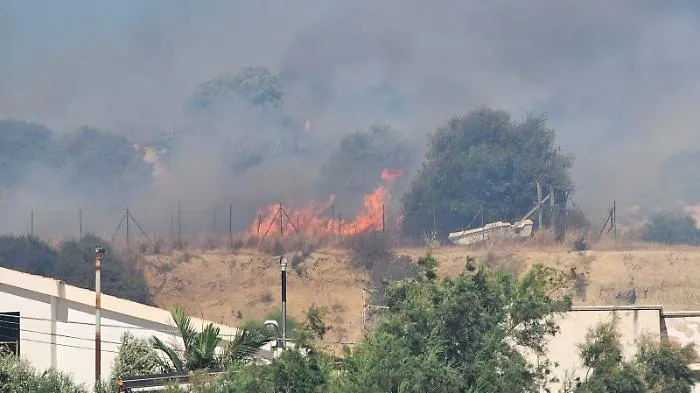 Inferno di fuoco a Realmonte, fiamme e panico a Punta Grande: piromane devasta ettari di vegetazione