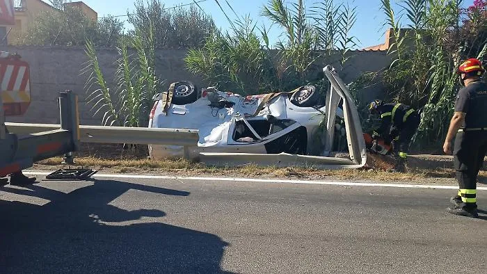 Furgone del servizio idrico sbatte sul guardrail e vola nella scarpata: ferito il conducente