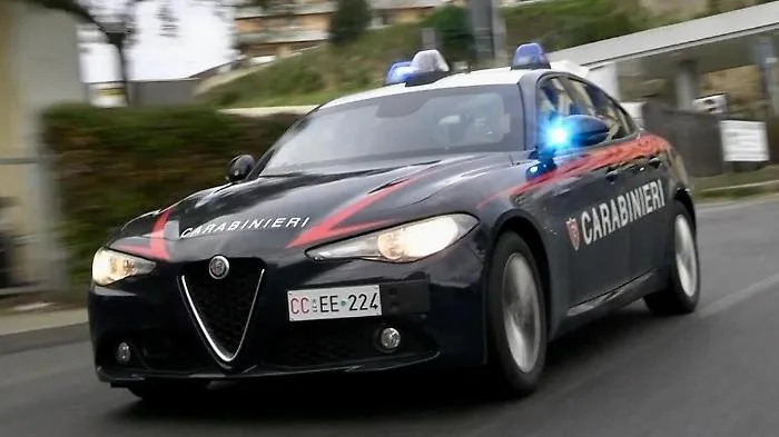 Lite in condominio finisce a minacce: settantenne affronta i vicini con un martello