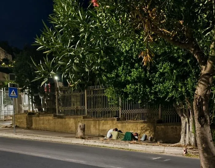 Bivacchi di notte e file infinite di giorno: esplode la protesta in via Crispi per l'Ufficio Immigrazione
