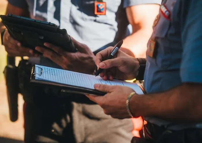 Dipendenti in nero e zero sicurezza sul lavoro: maxi multa e denuncia per il titolare di un supermercato
