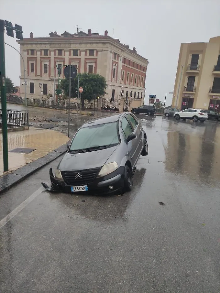 Auto sprofondata nella voragine ad Agrigento: l'automobilista fa causa al Comune e alla ditta