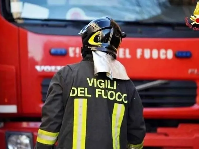 Sciacca, incendio doloso distrugge il mezzo di un operaio: trovata la bottiglia con la benzina